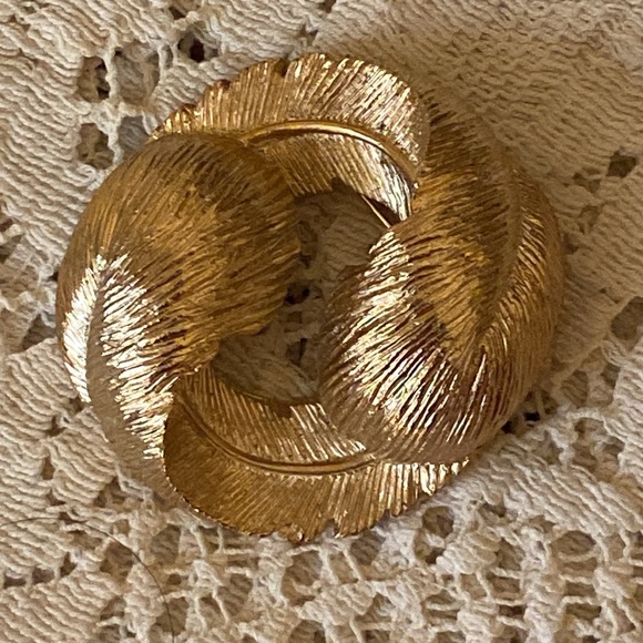Vintage Jewelry - Vintage 60s Feather Circle Broach